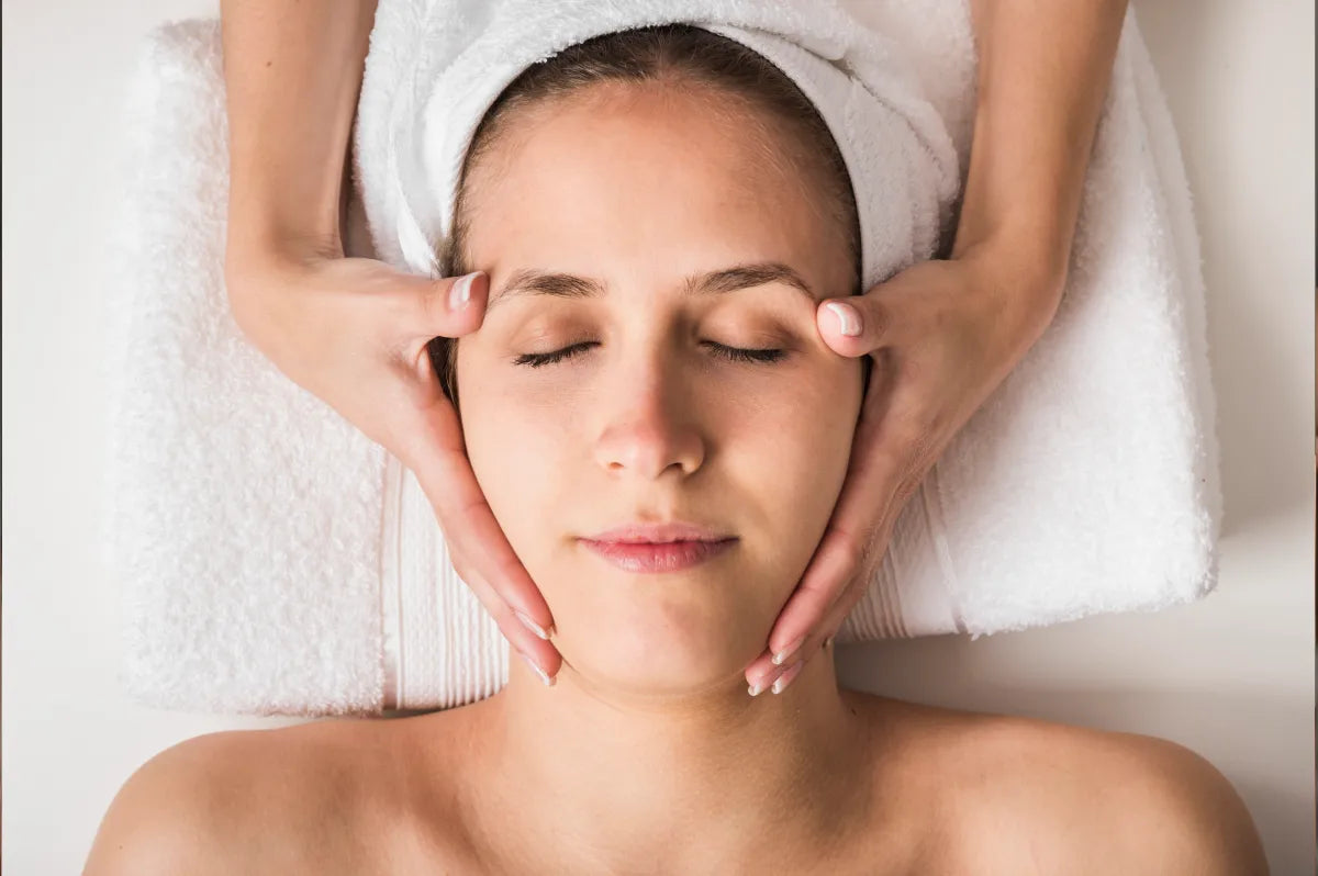 Facialiste ou esthéticienne : quelles différences pour votre peau ?